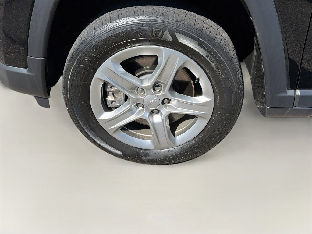 Used 2023 Jeep Compass Latitude w/ Sun and Sound Group AWD/4WD image 34