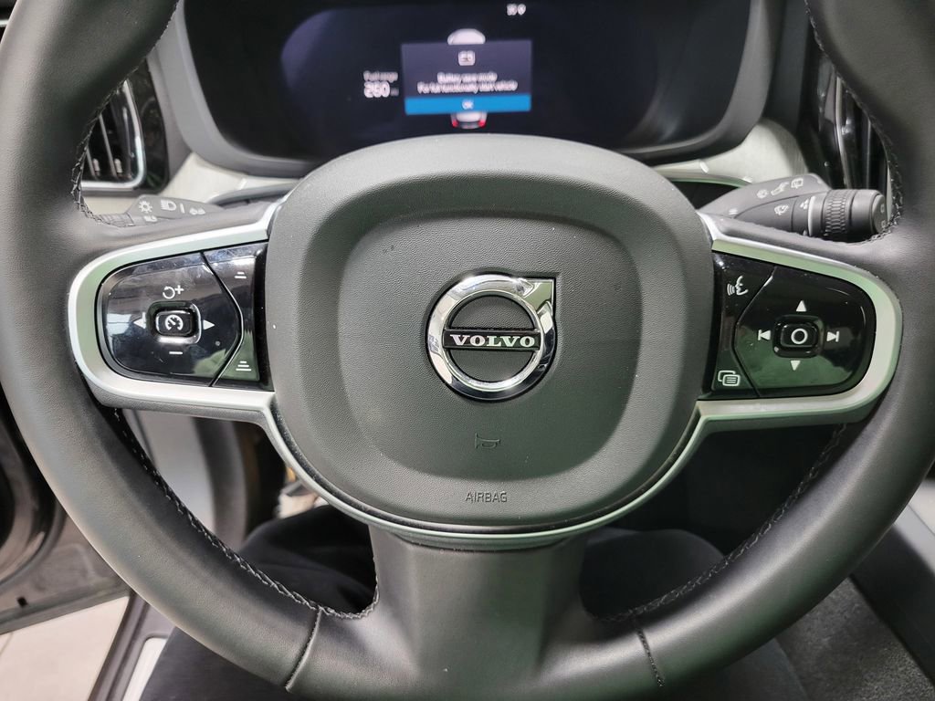 Used 2025 Volvo XC60 B5 Plus image 25