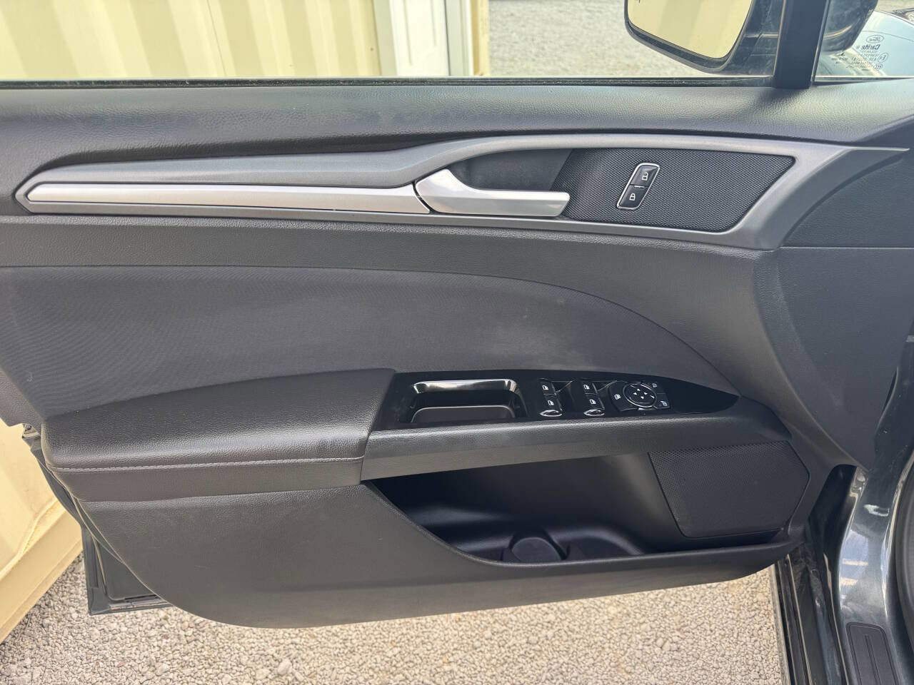 Used 2015 Ford Fusion SE FWD image 11