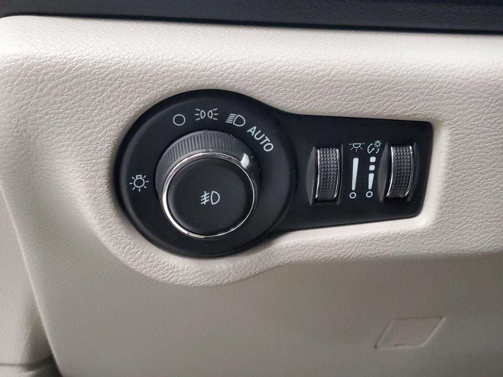 Used 2023 Chrysler Pacifica Touring-L FWD image 7