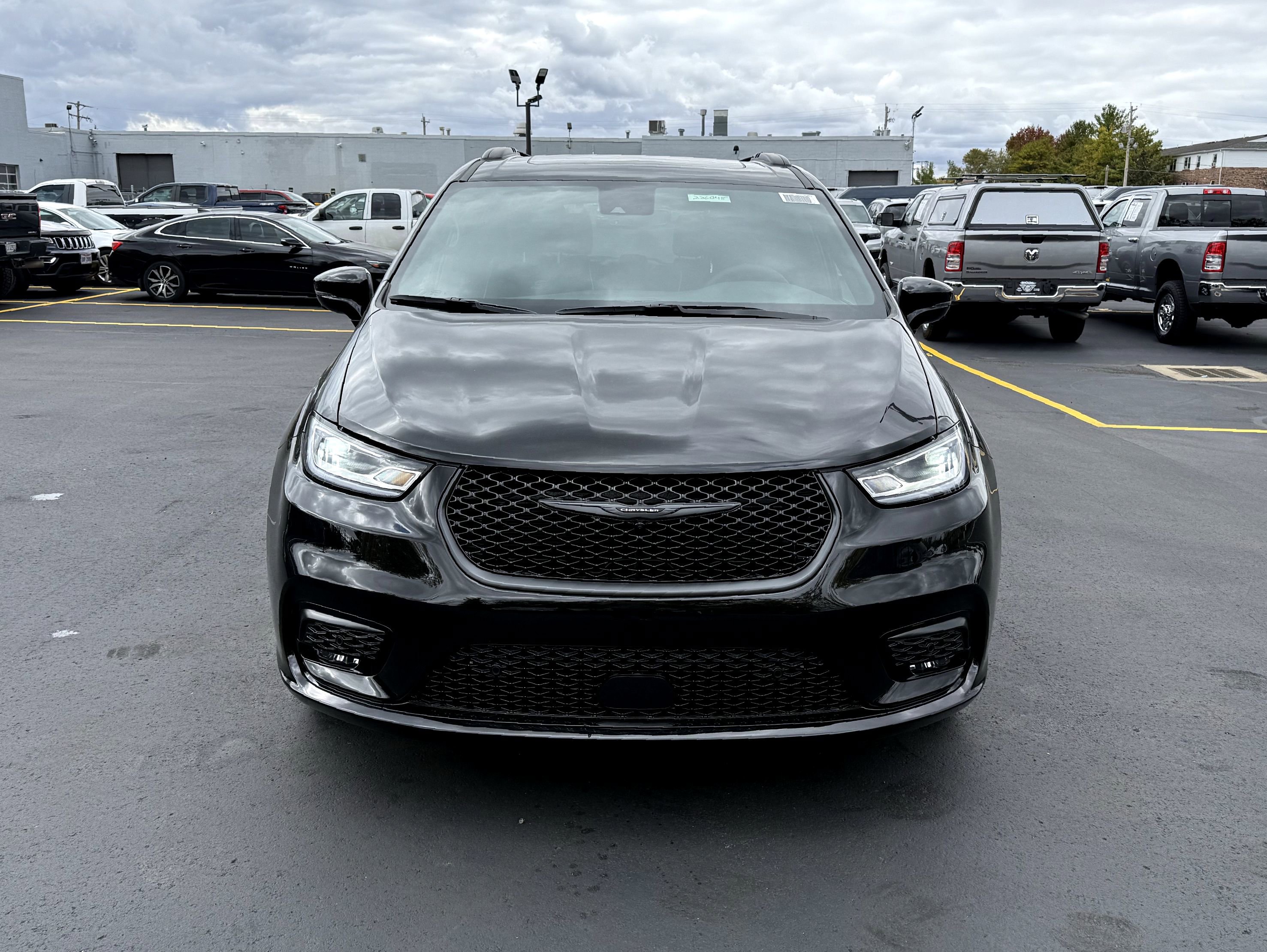 New 2026 Chrysler Pacifica Limited image 3