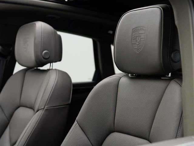 Certified 2025 Porsche Macan image 10