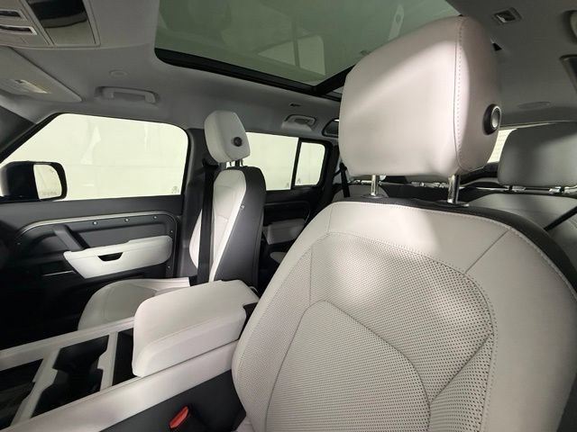 Used 2025 Land Rover Defender 110 X-Dynamic SE AWD/4WD image 5
