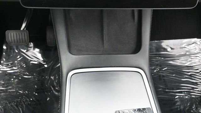 Used 2022 Tesla Model Y Long Range AWD/4WD image 25