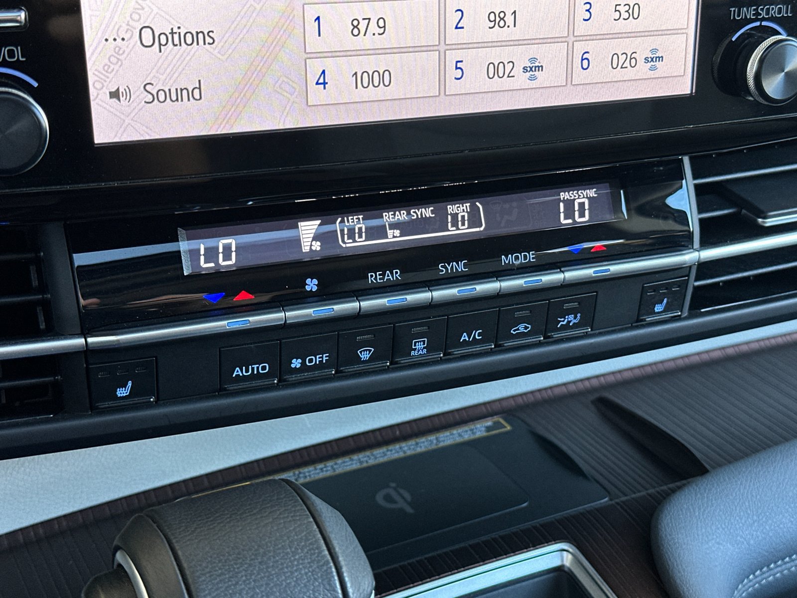 Used 2024 Toyota Sienna XLE w/ XLE Plus Package FWD image 21