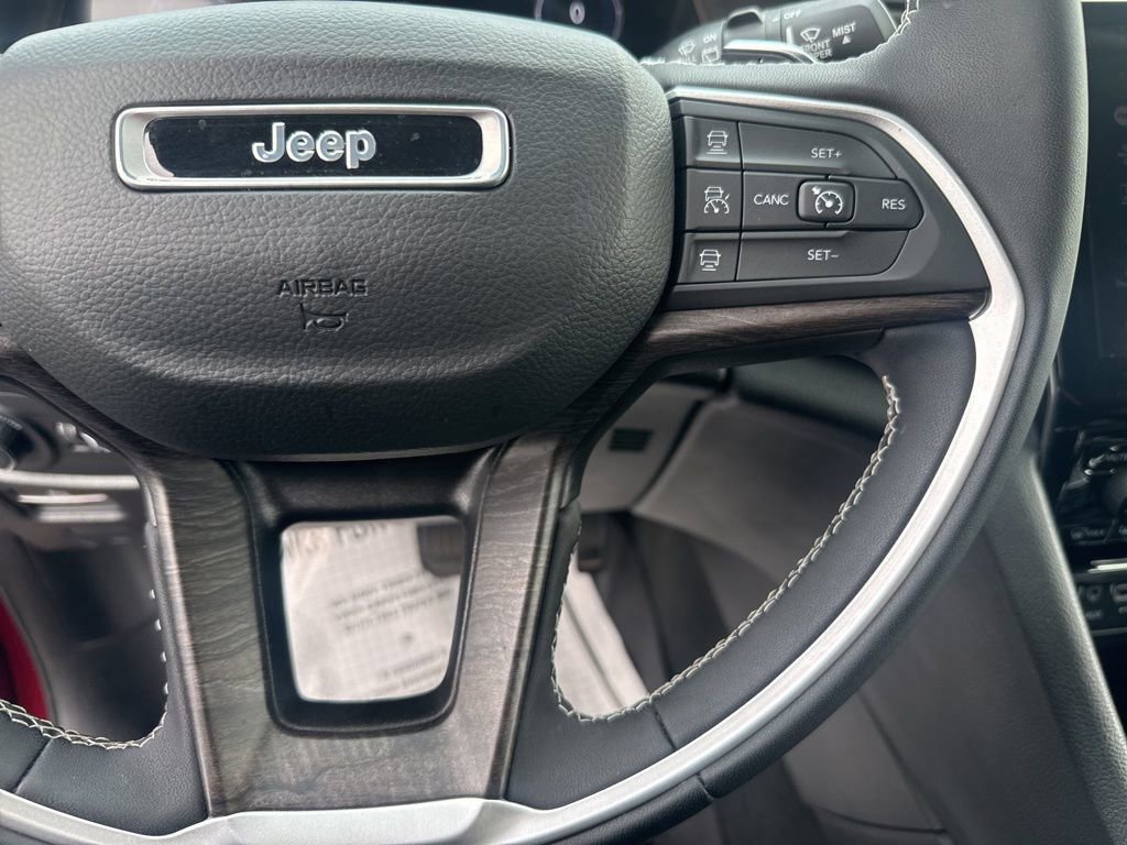 Used 2023 Jeep Grand Cherokee Limited w/ Black Appearance Package image 18