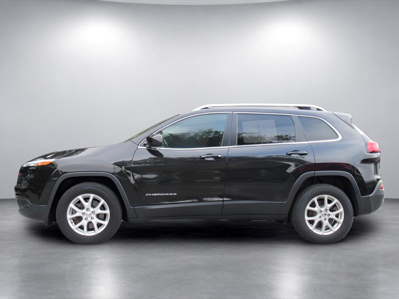 Used 2015 Jeep Cherokee Latitude w/ Cold Weather Group AWD/4WD image 6