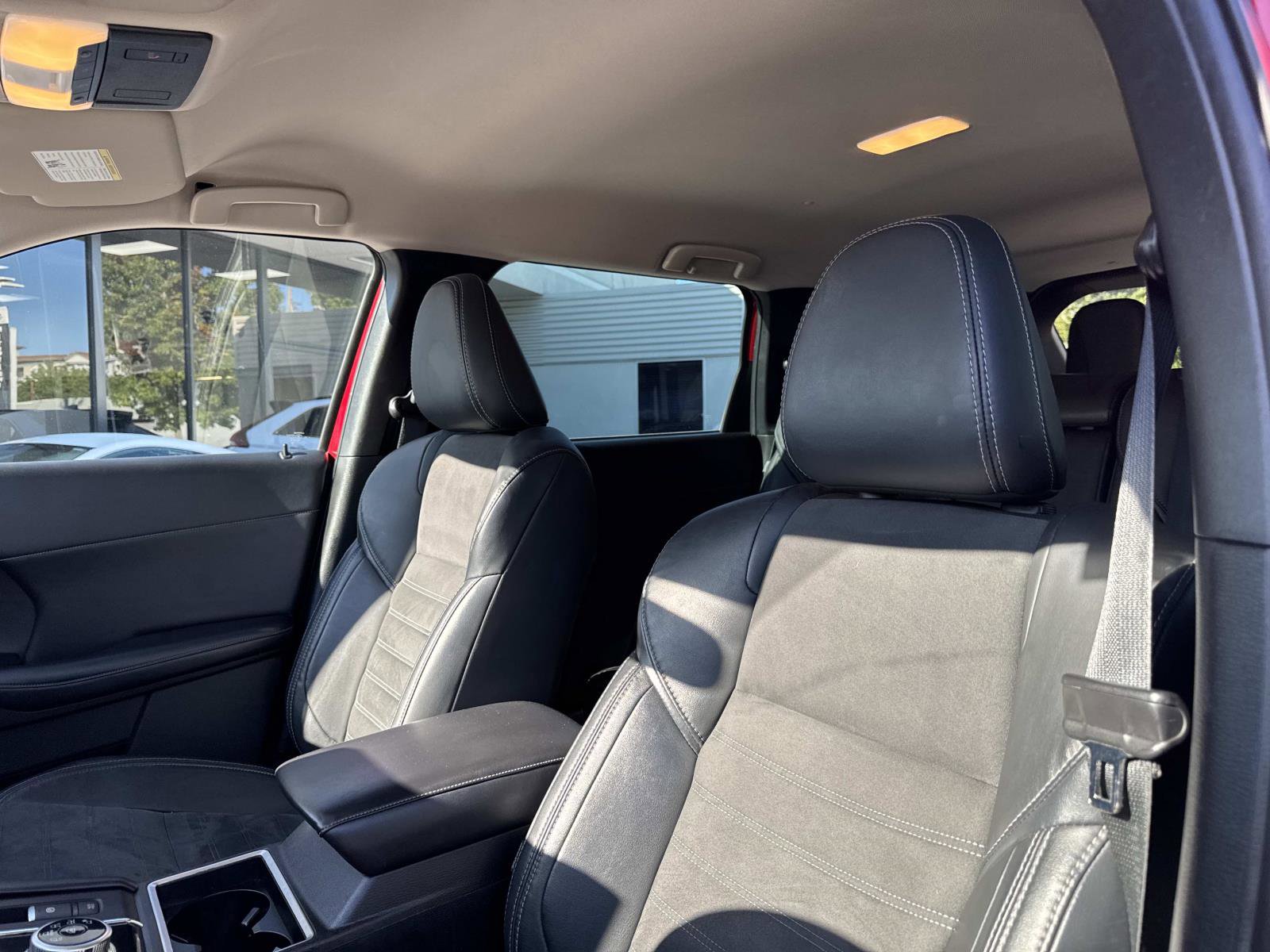 Used 2023 Mitsubishi Outlander SE image 16