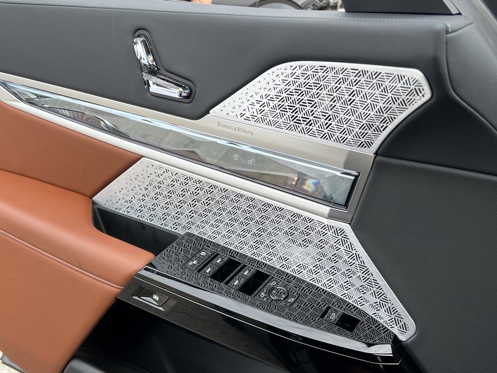 Used 2024 BMW i7 xDrive60 w/ Executive Package image 32