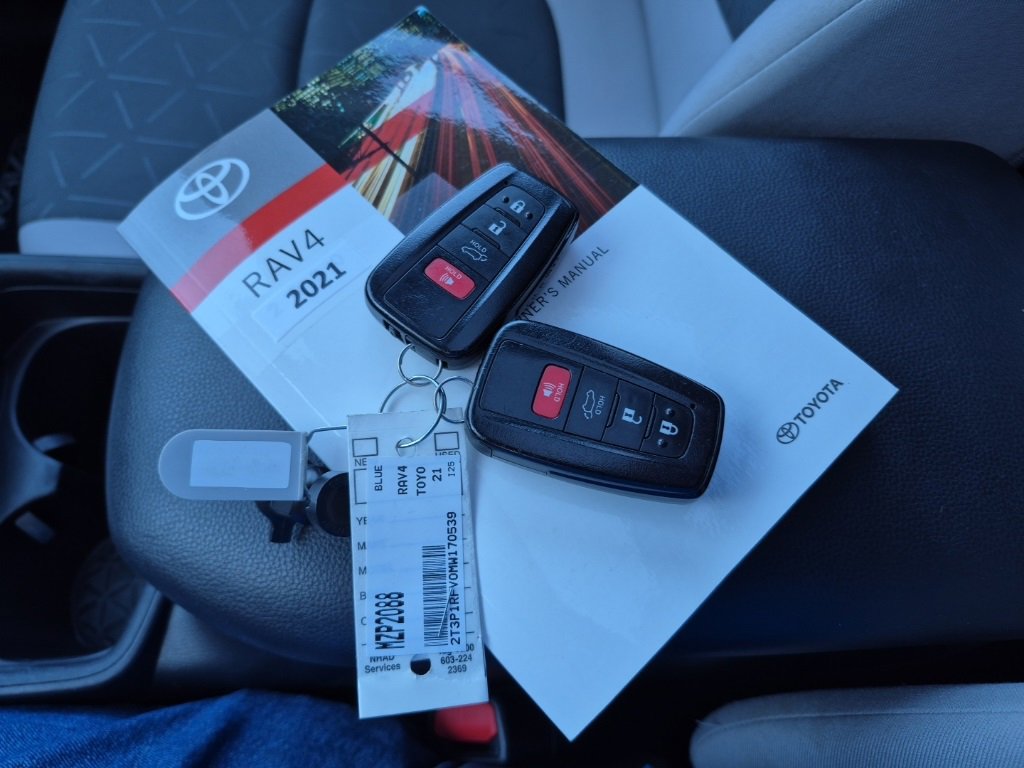 Used 2021 Toyota RAV4 XLE image 33