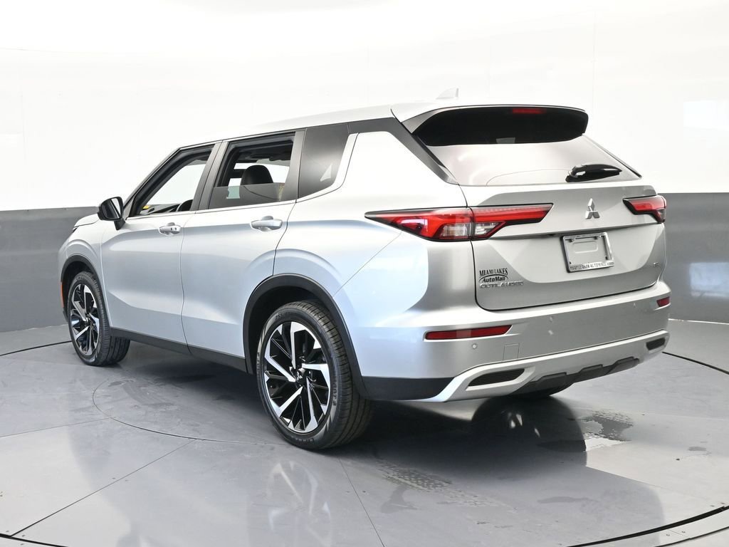 Used 2022 Mitsubishi Outlander SE image 4