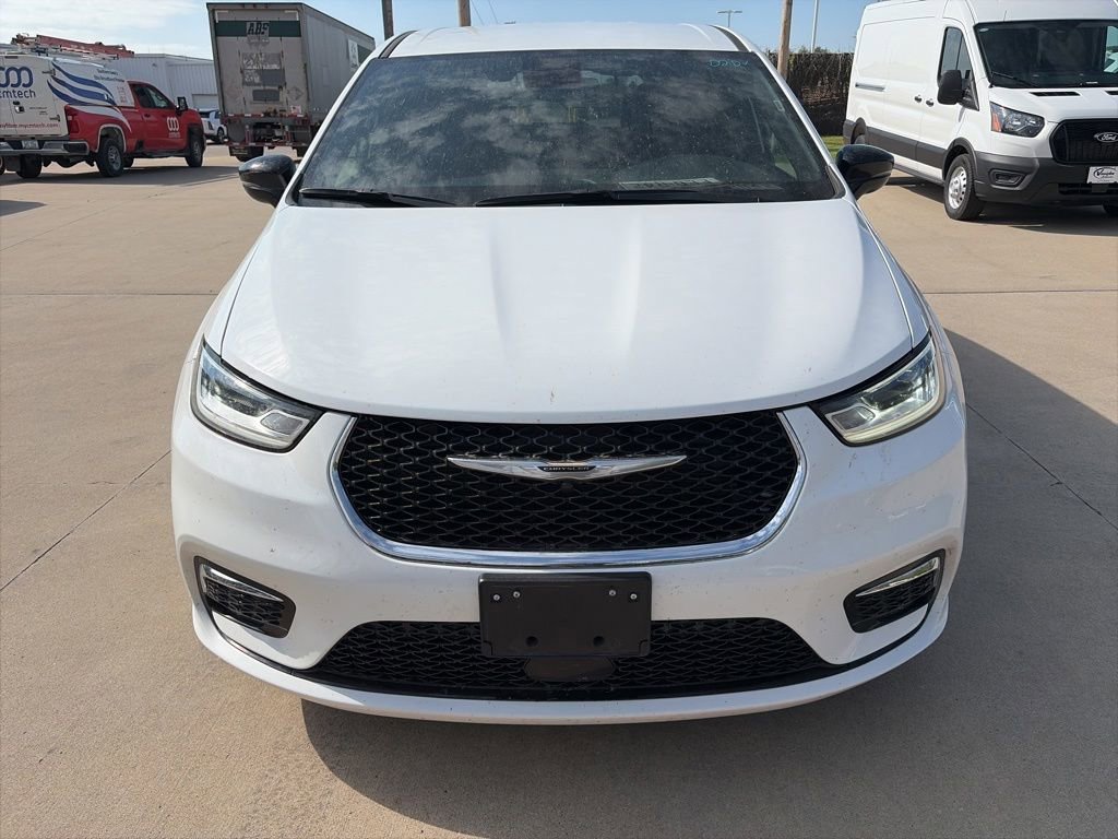 Used 2025 Chrysler Pacifica Select FWD image 4