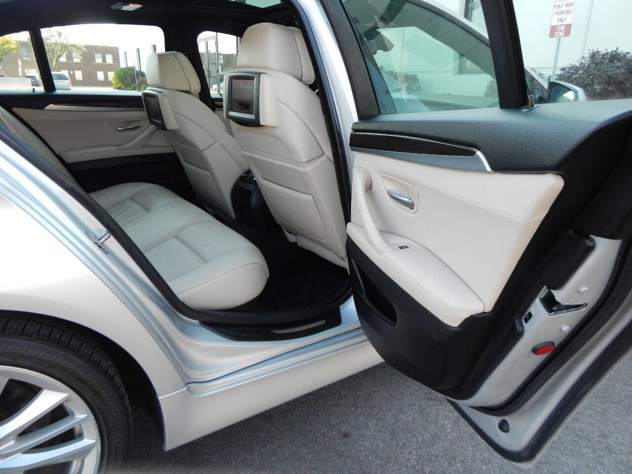 Used 2012 BMW 550i xDrive Sedan image 33