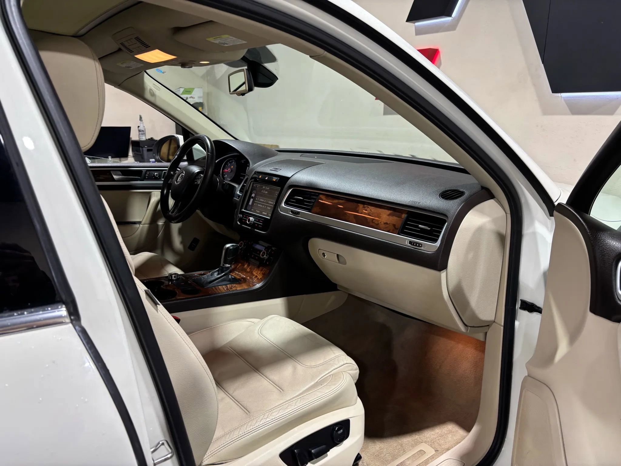 Used 2011 Volkswagen Touareg Executive image 13