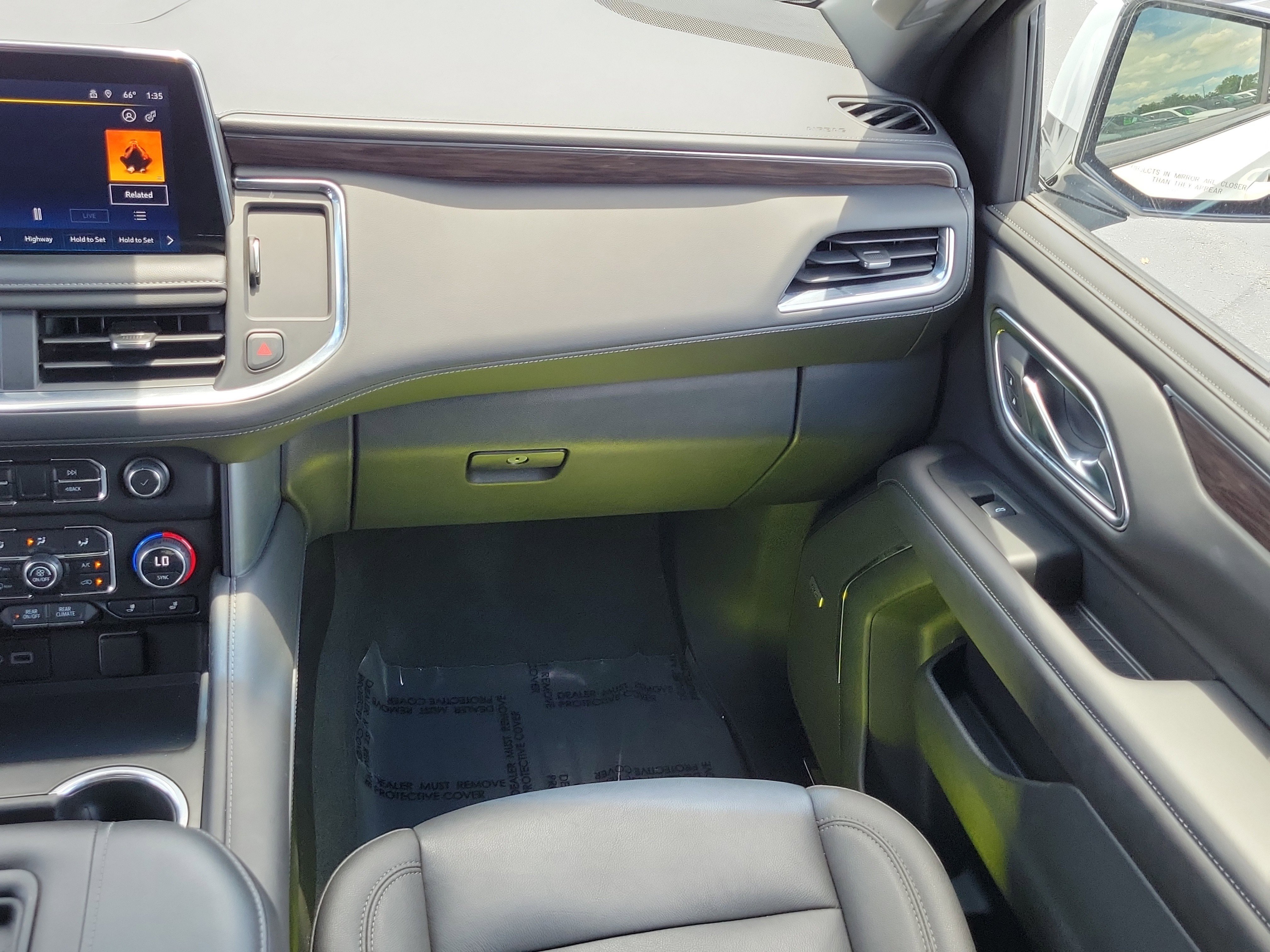 Used 2023 Chevrolet Tahoe Z71 w/ Luxury Package AWD/4WD image 18