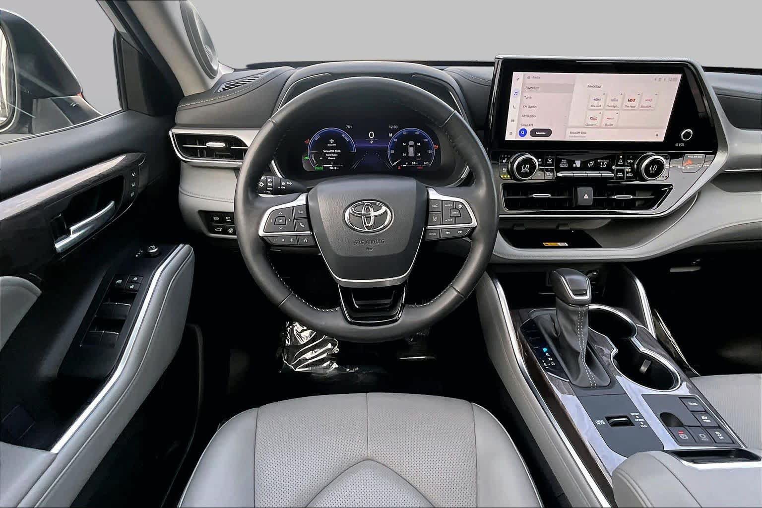 Used 2024 Toyota Highlander Platinum AWD/4WD image 6
