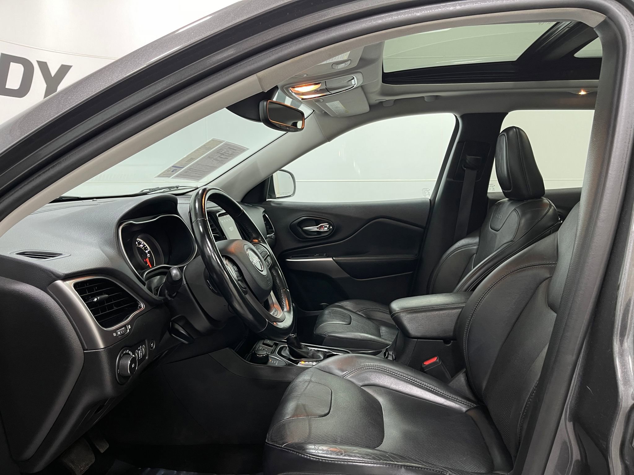 Used 2021 Jeep Cherokee Limited image 13