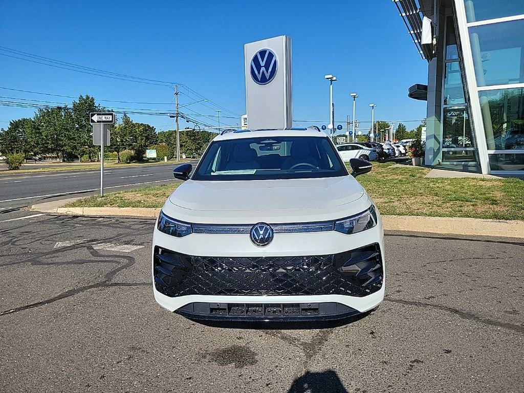 New 2025 Volkswagen Tiguan SE R-Line image 2
