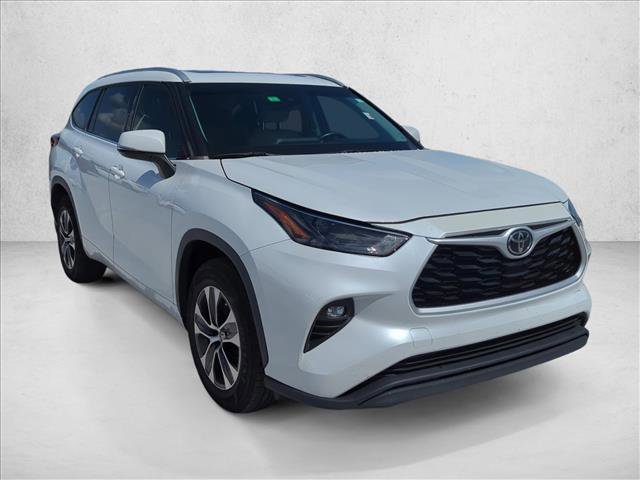Used 2022 Toyota Highlander XLE image 3