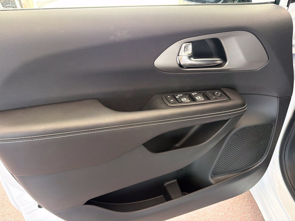 New 2027 Chrysler Pacifica LX FWD image 5