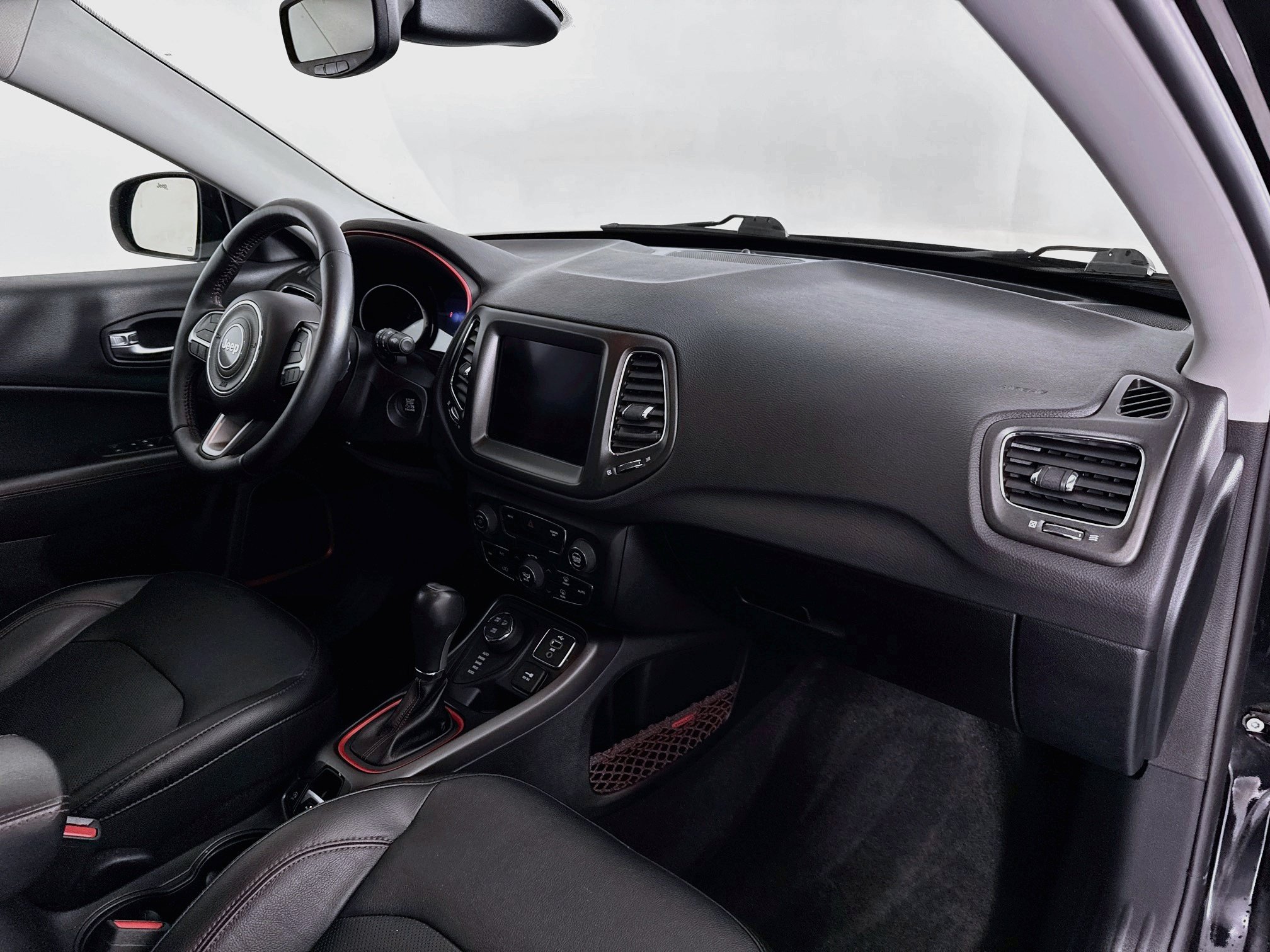 Used 2018 Jeep Compass Trailhawk w/ Leather Interior Group AWD/4WD image 27