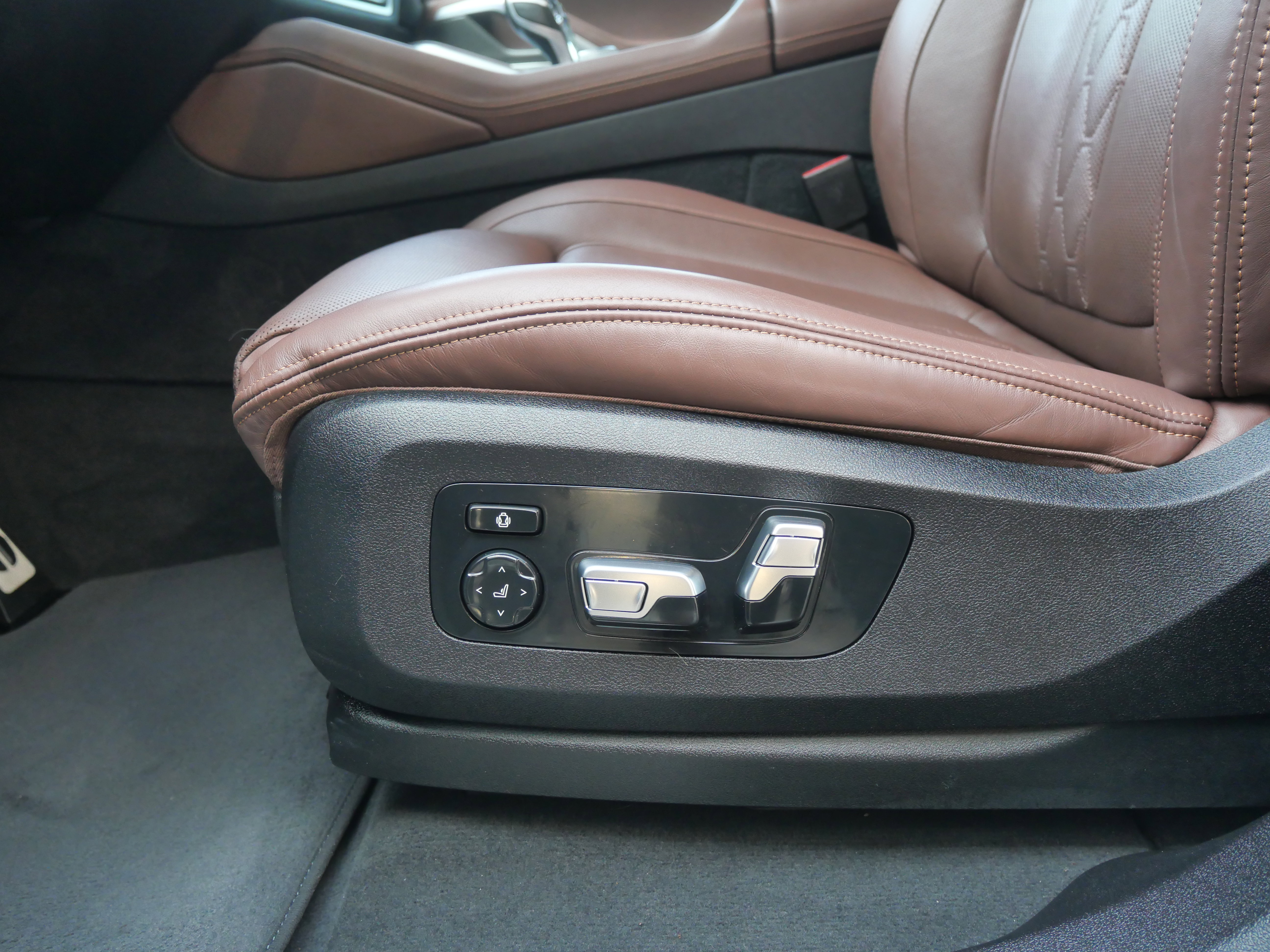 Used 2023 BMW X6 M50i w/ Executive Package image 21