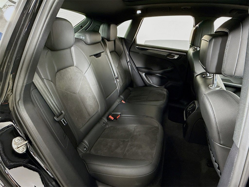 Used 2021 Porsche Macan image 32