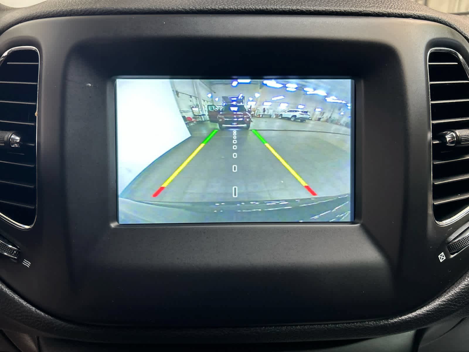 Used 2018 Jeep Compass Latitude w/ Popular Equipment Group AWD/4WD image 5