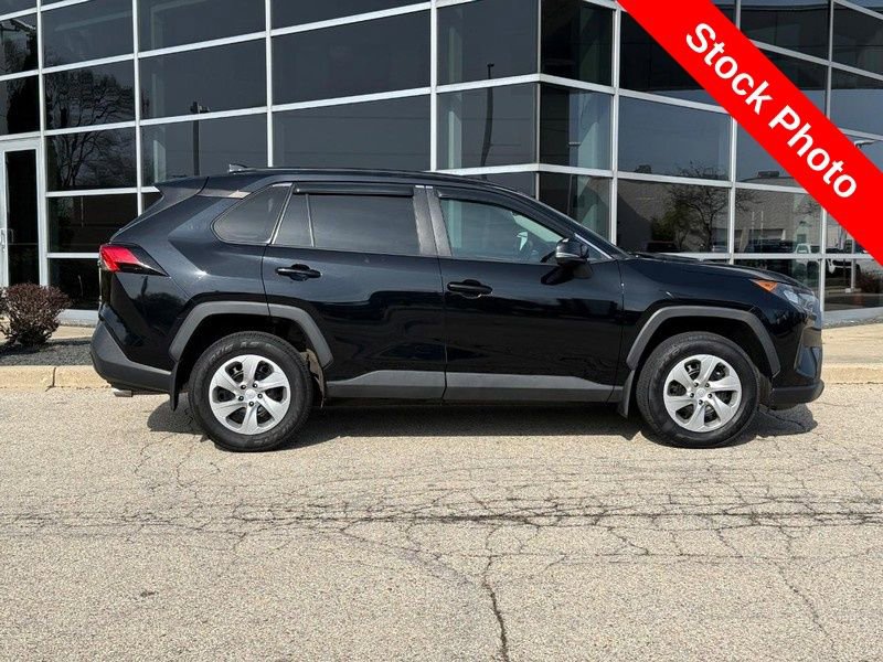 Used 2019 Toyota RAV4 LE AWD/4WD image 2