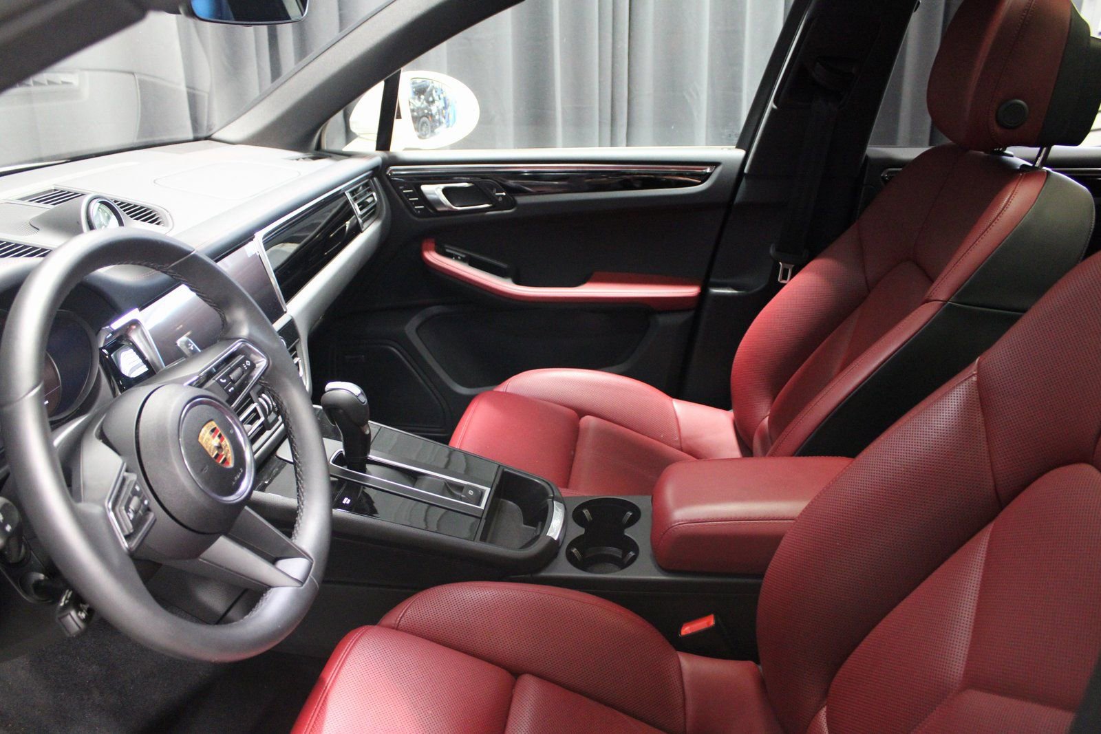 Certified 2025 Porsche Macan image 25