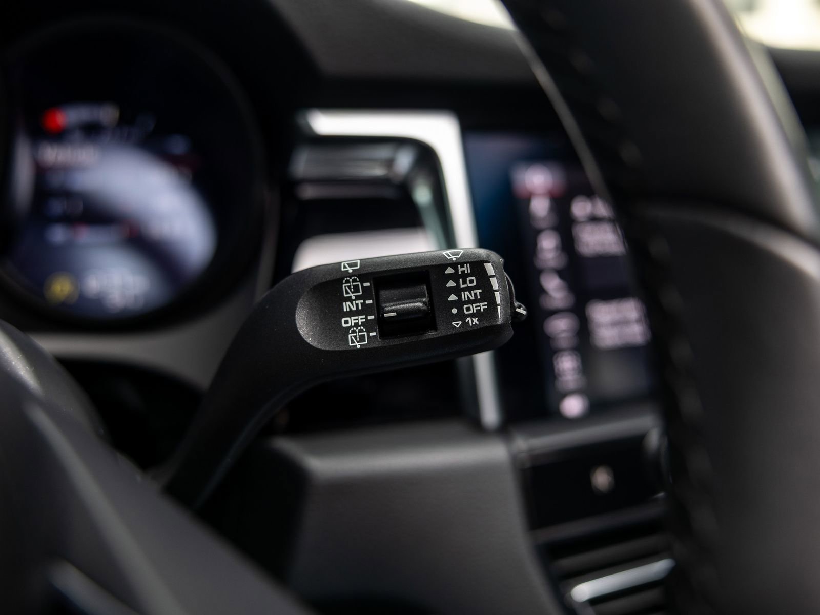 Certified 2023 Porsche Macan AWD/4WD image 32
