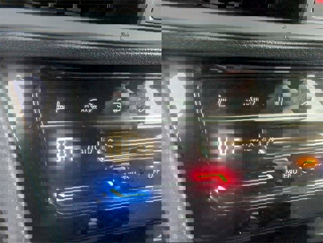 Used 2025 Volkswagen Jetta SE image 3