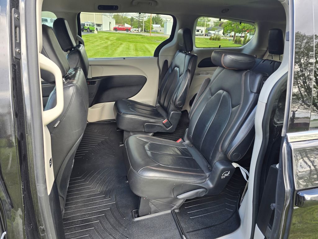Used 2017 Chrysler Pacifica Touring-L FWD image 9