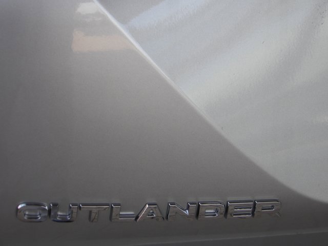 New 2025 Mitsubishi Outlander SE image 8