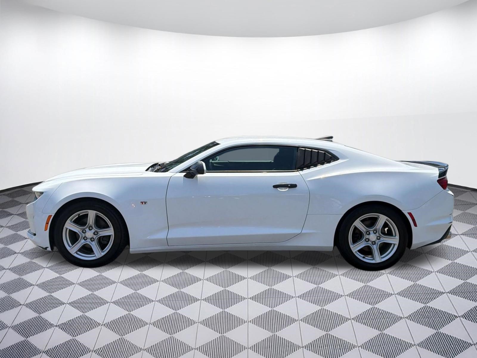 Used 2020 Chevrolet Camaro LT RWD image 2