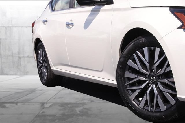 Certified 2025 Nissan Altima 2.5 SV FWD image 3