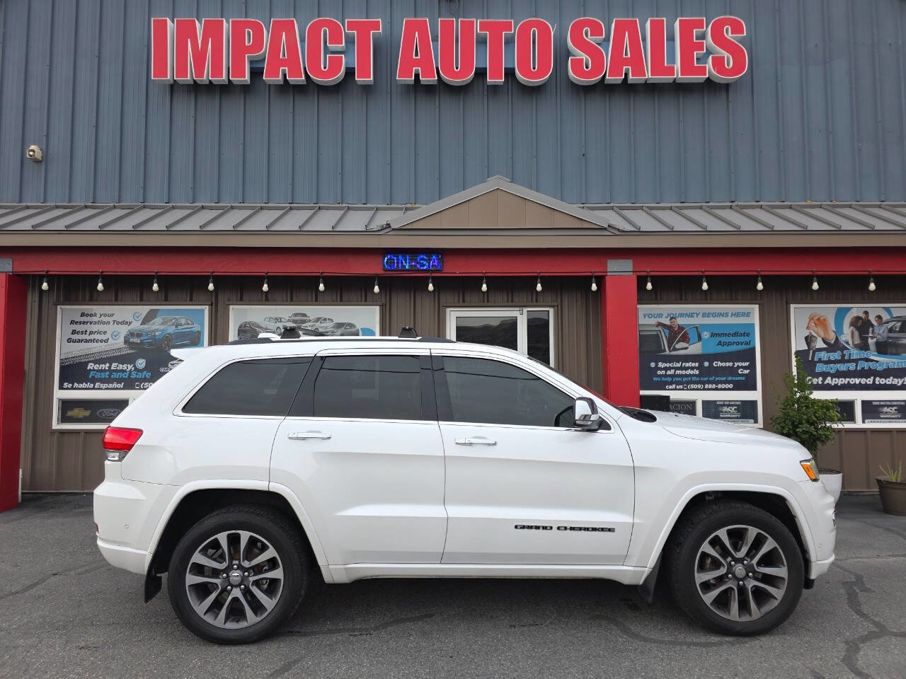 Used 2017 Jeep Grand Cherokee Overland w/ Jeep Active Safety Group image 1