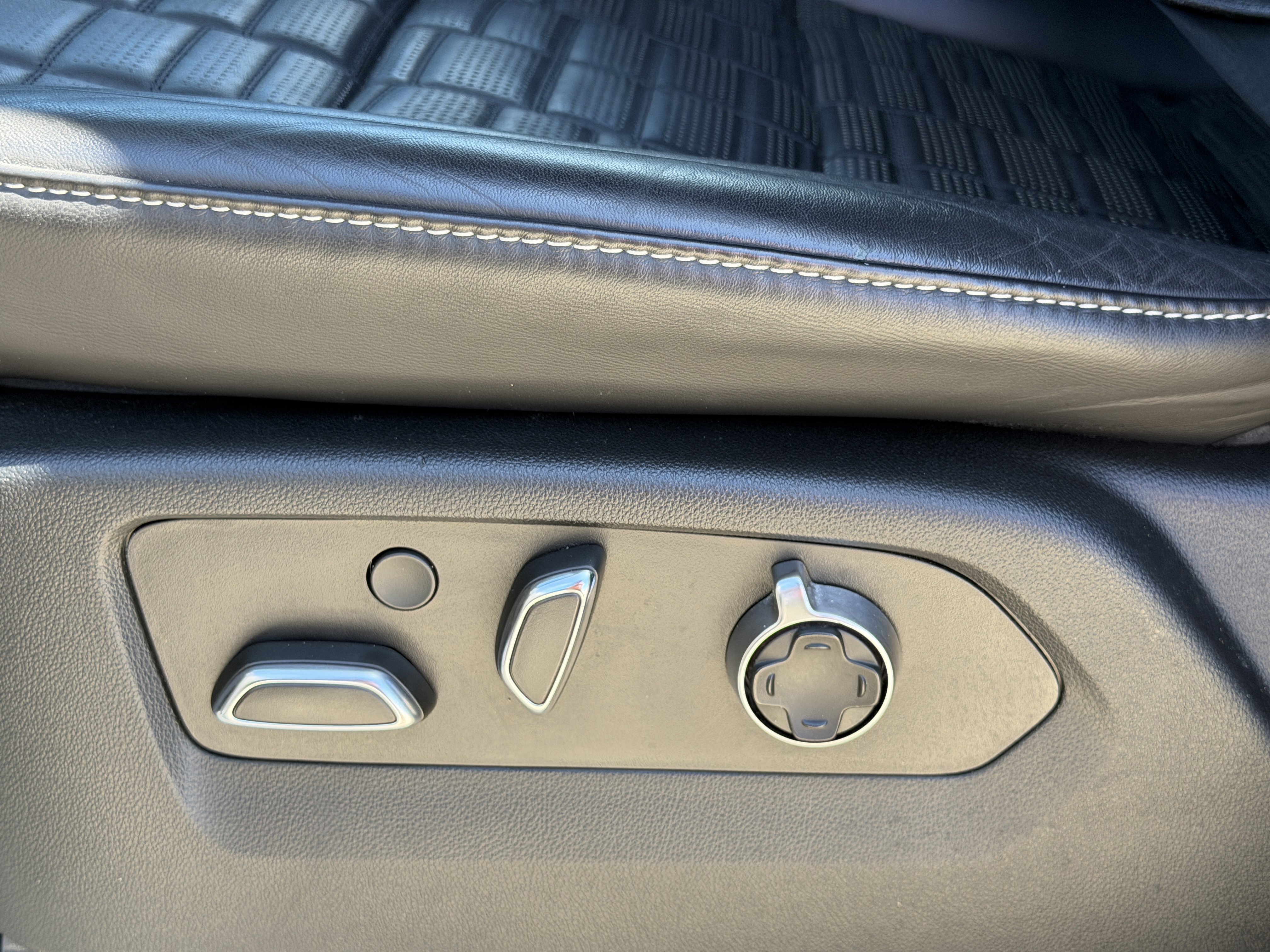 Certified 2022 Cadillac Escalade Premium Luxury Platinum w/ LPO, Radiant Package image 20