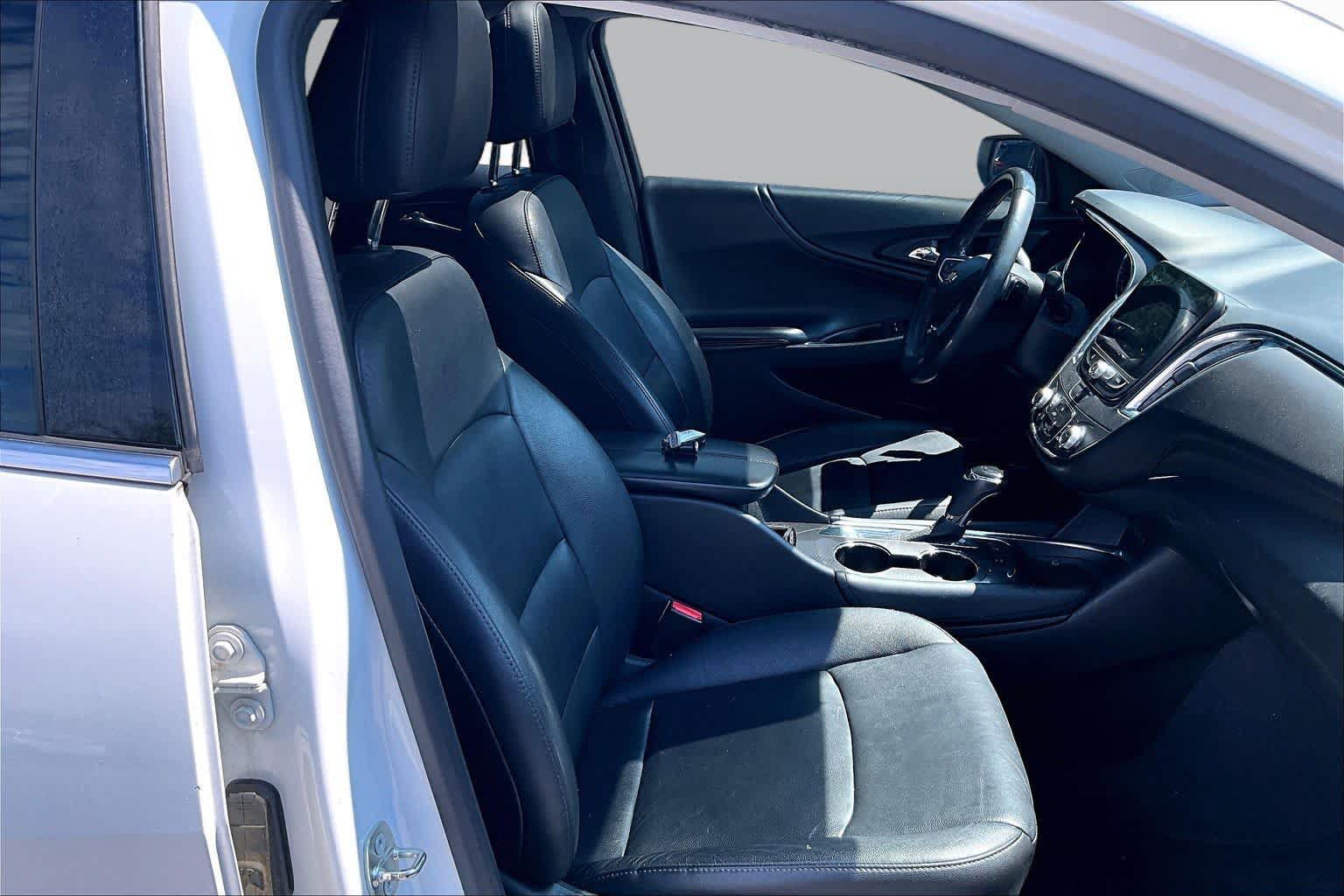 Used 2018 Chevrolet Malibu LT w/ Leather Package FWD image 8