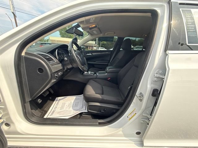 Used 2019 Chrysler 300 Touring w/ Chrome Appearance Package RWD image 17