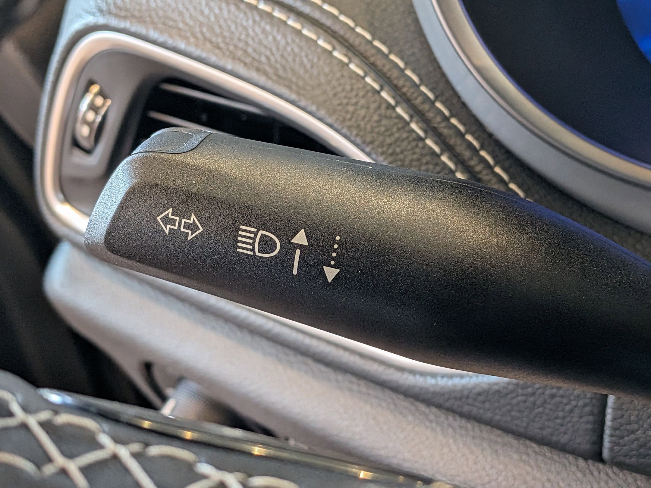 New 2026 Chrysler Pacifica Limited w/ Uconnect Theater Family Group image 18