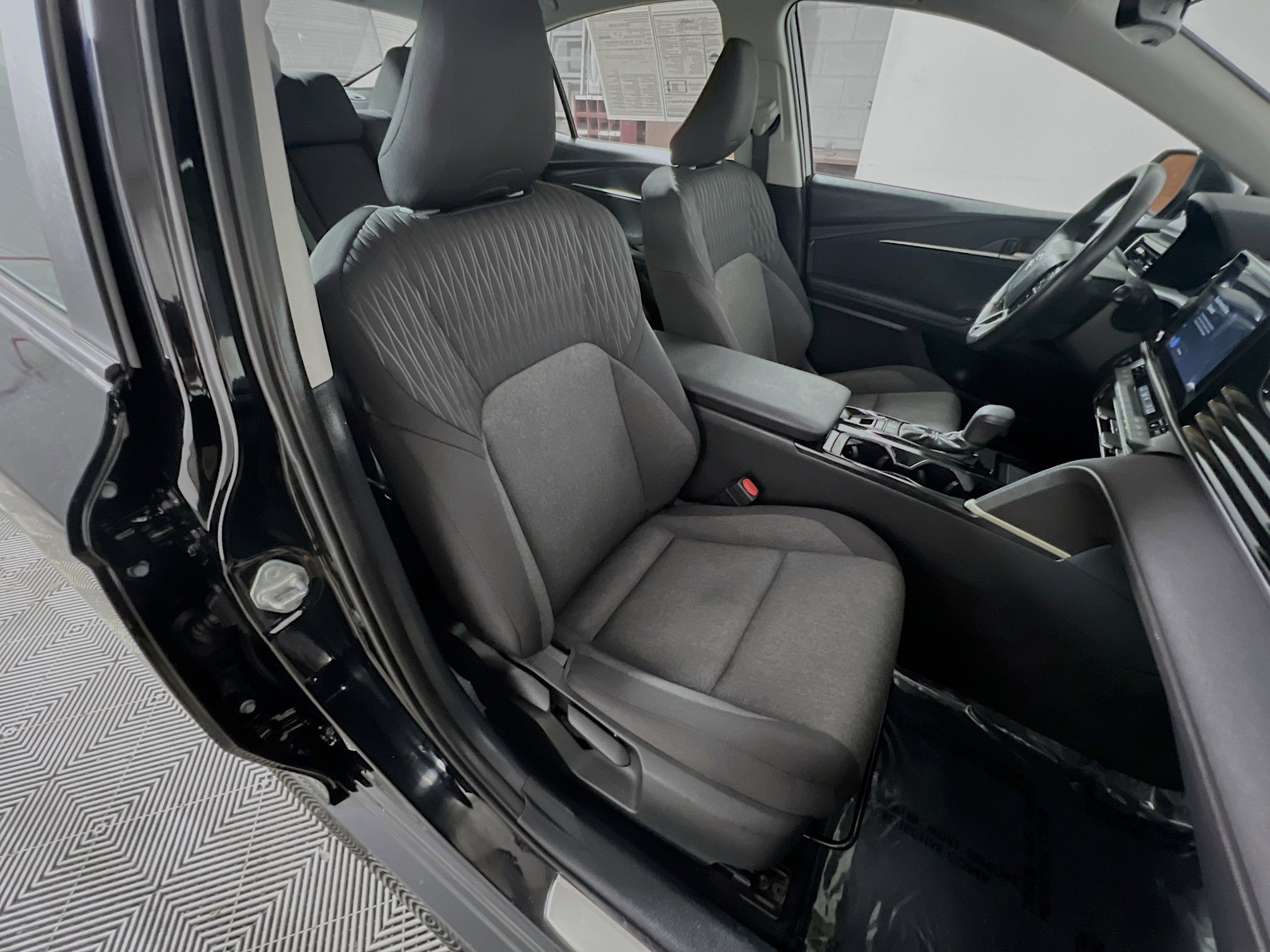 Used 2025 Toyota Camry LE w/ Convenience Package image 31