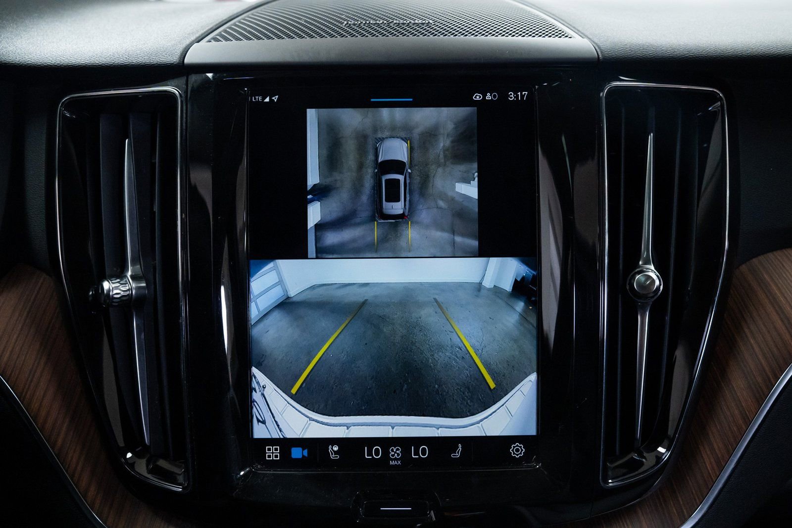 Used 2024 Volvo XC60 T8 Plus image 13