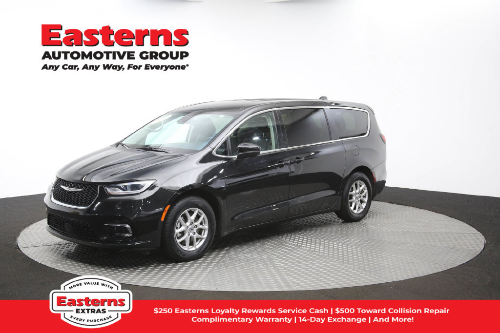 Used 2023 Chrysler Pacifica Touring-L FWD image 59