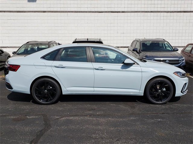 New 2025 Volkswagen Jetta SE image 2