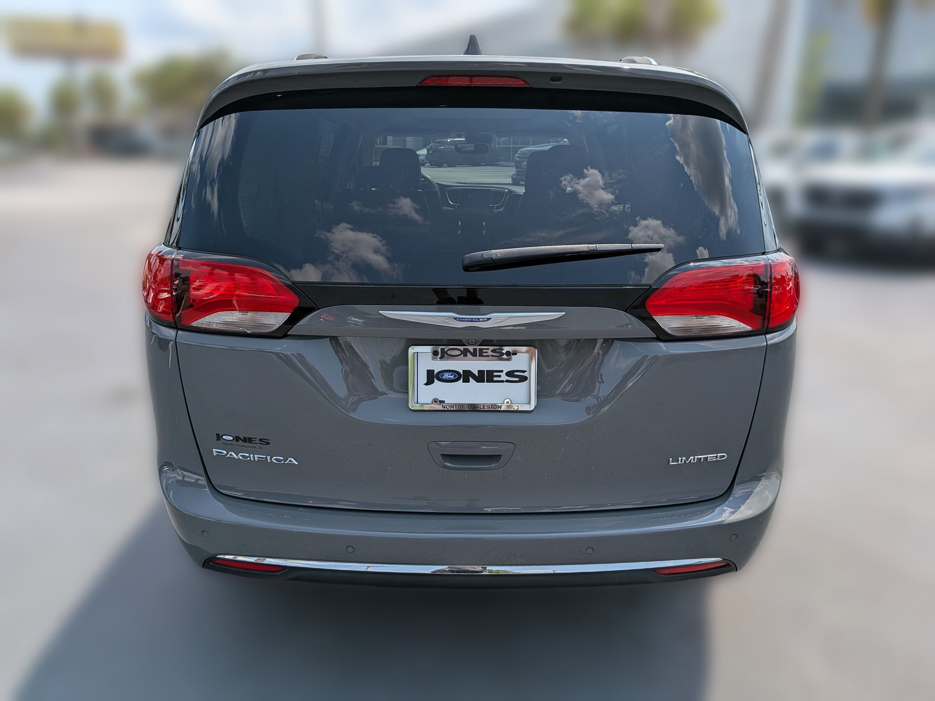 Used 2020 Chrysler Pacifica Limited w/ Tire & Wheel Group FWD image 6