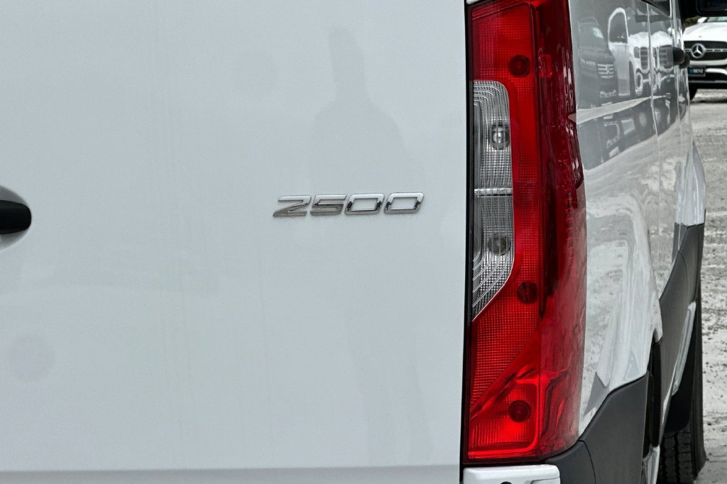 Used 2025 Mercedes-Benz Sprinter 2500 image 32