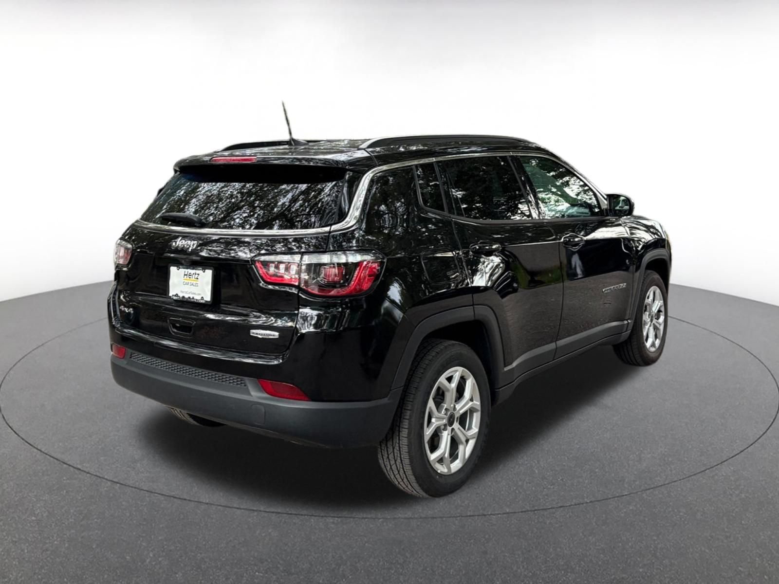Used 2025 Jeep Compass Latitude AWD/4WD image 7