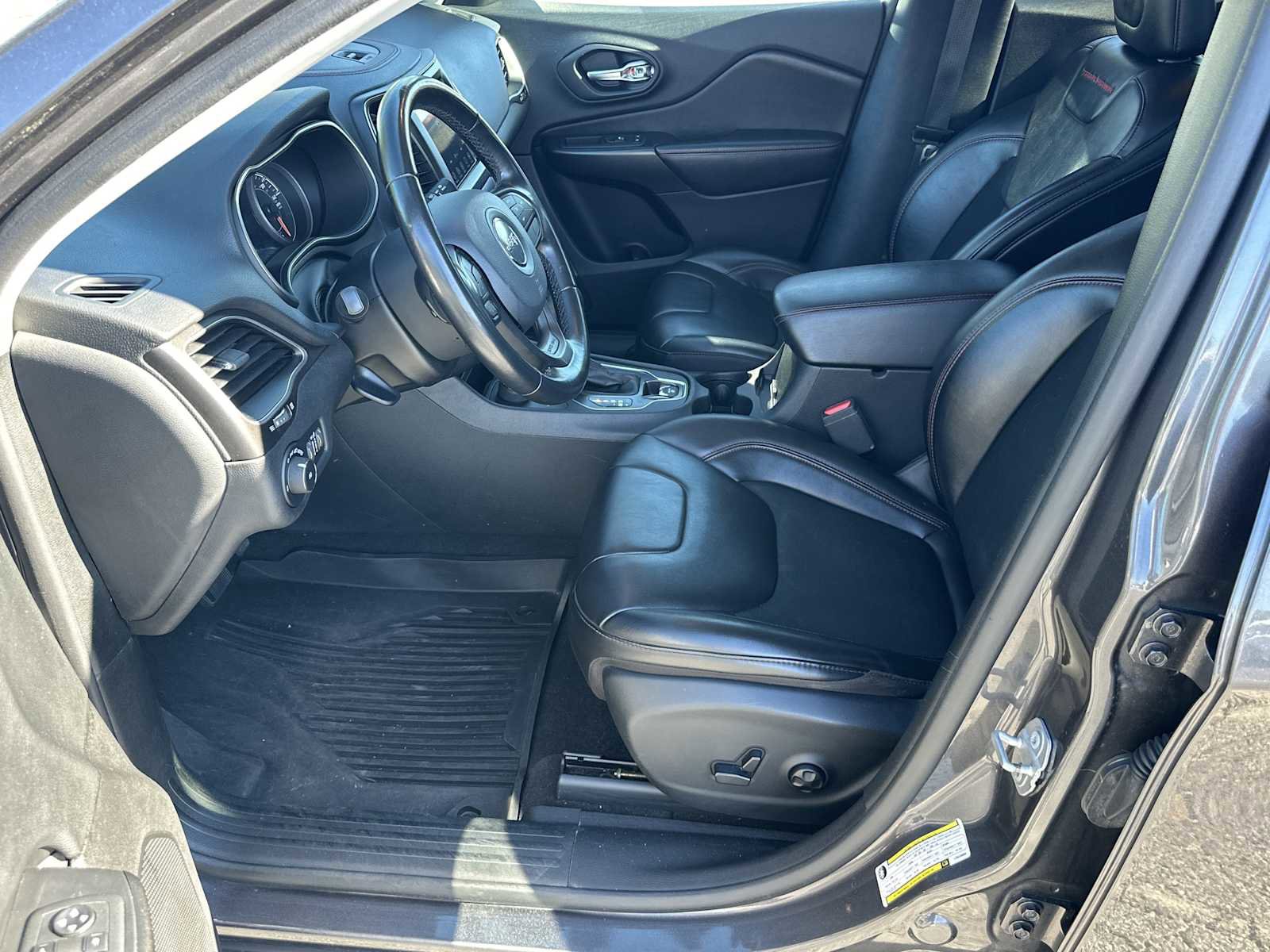 Used 2020 Jeep Cherokee Trailhawk image 9