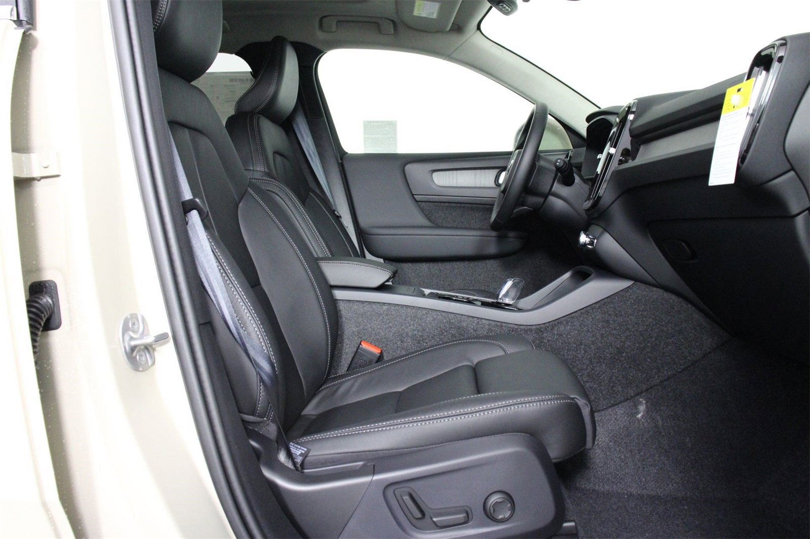 New 2025 Volvo XC40 B5 Ultra w/ Climate Package image 10